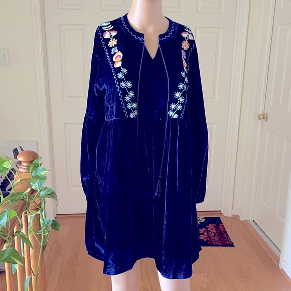 NWT Navy Velvet Embroidered Dress Size Small/Medium - Picture 1 of 8